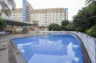 Swimming Pool RedLiving The Golf Apartement Modernland - Maria Room Tower Red