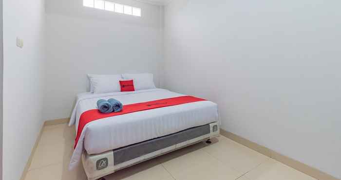 Bedroom RedDoorz near Kiara Artha Park