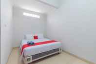 Bedroom RedDoorz near Kiara Artha Park