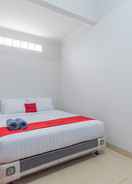 BEDROOM RedDoorz near Kiara Artha Park