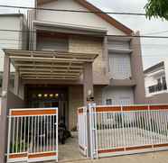 Bên ngoài 3 Sumarsi Homestay Mitra RedDoorz