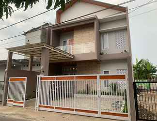 Bên ngoài 2 Sumarsi Homestay Mitra RedDoorz