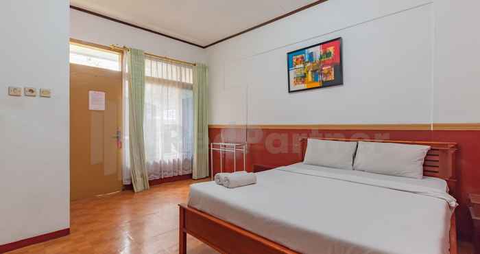 Kamar Tidur Culture Vienna Coffee & Guest House Mitra RedDoorz