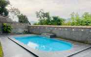 Swimming Pool 4 Vila Jempol Cisarua