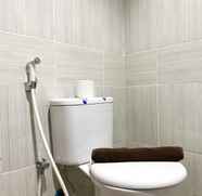 In-room Bathroom 4 Comfortable 1BR Apartment at Vasanta Innopark By Travelio