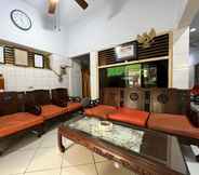 Lobby 6 OYO 93296 Kost Gowa