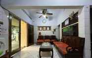 Lobby 5 OYO 93296 Kost Gowa