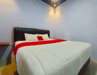 Bedroom 2 RedDoorz Syariah Near Stasiun Wates