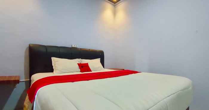 Bedroom RedDoorz Syariah Near Stasiun Wates