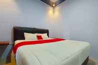 Bedroom RedDoorz Syariah Near Stasiun Wates