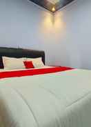 BEDROOM RedDoorz Syariah Near Stasiun Wates