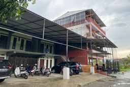 OYO 93414 Wisma Ratu Syariah Near SMP Negeri 2 Watang Pulu, USD 2.95