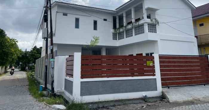 Bangunan OYO 93457 White House Syariah