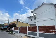 Exterior 2 OYO 93457 White House Syariah