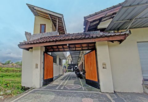 Bangunan OYO 93295 Wisma Aluh Ambak