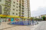 Kolam Renang OYO 93439 The Suites Metro Apartment By Interindo