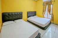 Bedroom Penginapan Diar near Pantai Santolo RedPartner