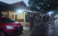 Exterior 2 SPOT ON 93542 Suripah Kostel Syariah