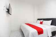 Bedroom RedDoorz Syariah @ Sakura Hotel Jatiwaringin