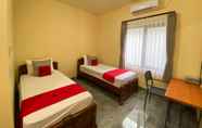 Bedroom 2 RedDoorz Syariah near Alun Alun Purwokerto 3