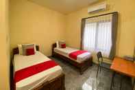 Bedroom RedDoorz Syariah near Alun Alun Purwokerto 3