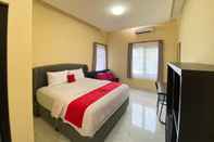 In-room Bathroom RedDoorz Syariah near Alun Alun Purwokerto 3