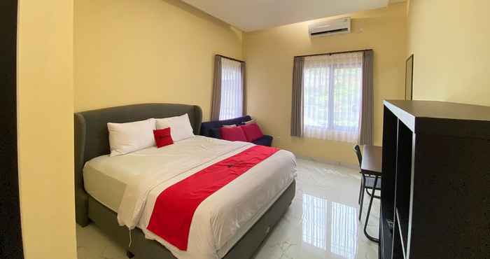 In-room Bathroom RedDoorz Syariah near Alun Alun Purwokerto 3