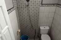 Toilet Kamar OYO 93522 Penginapan Kryani