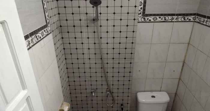 ห้องน้ำภายในห้อง OYO 93522 Penginapan Kryani