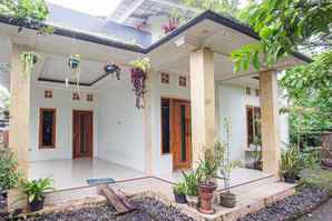 SPOT ON 93519 Kebun Manis Homestay Near Lapangan Bola Volly Batu Kumbung, THB 107.81