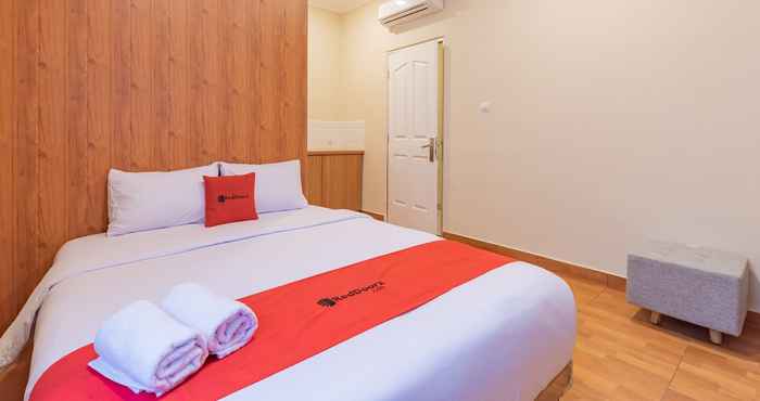 Kamar Tidur RedDoorz Plus @ Bagusrangin Street 2