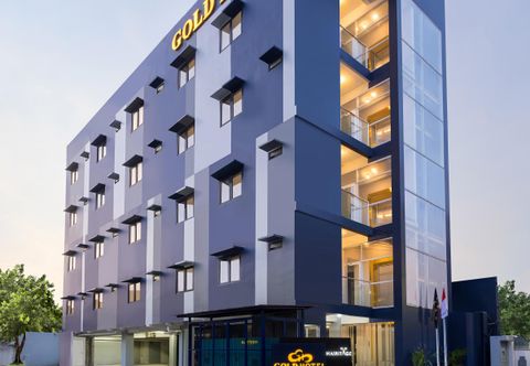 外部的 Gold Hotel Simpang Lima