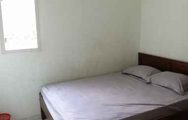 Bedroom 2 SPOT ON 93530 Sawang Sana Motel Syariah