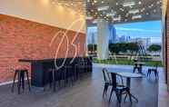 Bar, Kafe, dan Lounge 4 Chambers Residence Premier Suites by BlueBanana