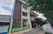 Bangunan 4 SPOT ON 93681 Qodri Homestay Syariah