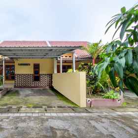 Exterior / Building 1 Capital O 93601 Manda Homestay, rumah bamboe Hotels
