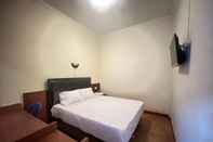 Bedroom LestInn Homestay Monjali Mitra RedDoorz