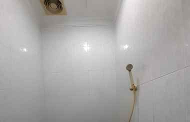 Phòng tắm bên trong 2 SPOT ON 93776 Intan Homestay