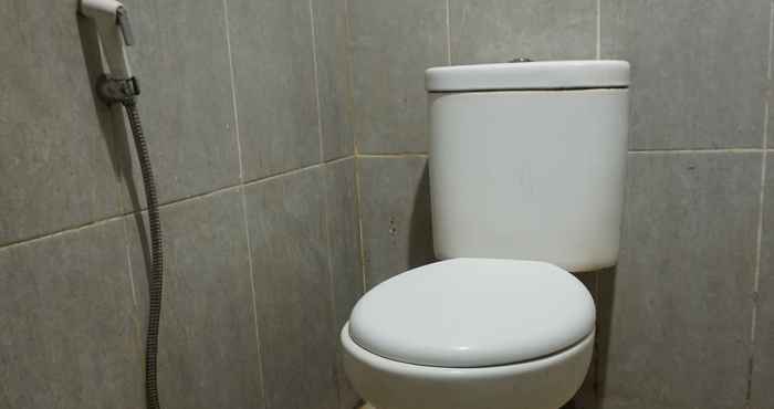 ห้องน้ำภายในห้อง OYO 93778 Kost Hidayat Syariah