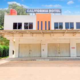 Exterior / Building 1 Hotel O California 2NearNagoya Hill Shopping Mall, Batam Hotels