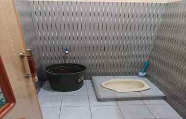 In-room Bathroom 2 OYO 93741 Ayna Kost Syariah