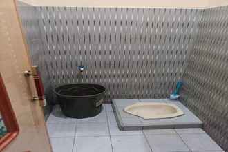 In-room Bathroom 4 OYO 93741 Ayna Kost Syariah