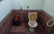 In-room Bathroom 4 SPOT ON 93534 Losmen Karunia Katingan