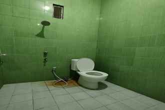 In-room Bathroom 4 OYO 93523 Penginapan Laras Paminggir