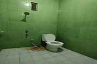 In-room Bathroom OYO 93523 Penginapan Laras Paminggir