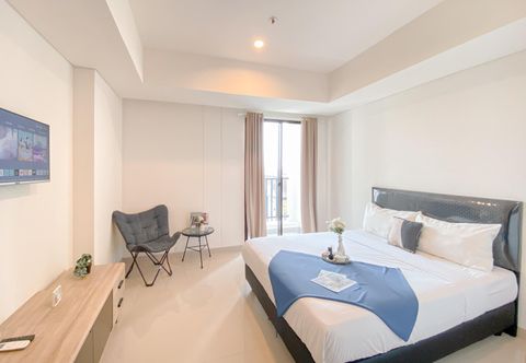 Bedroom Homey and Spacious Studio at Cleon Park Apartment By Travelio