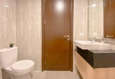 In-room Bathroom 6 Homey and Spacious Studio at Cleon Park Apartment By Travelio