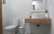 In-room Bathroom 6 OYO 93748 Tungku Klui Hotel