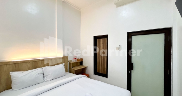 Bedroom D Palma Near Lokananta Manahan Mitra RedDoorz