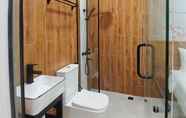 In-room Bathroom 7 Urbanview Hotel R House Batuaji